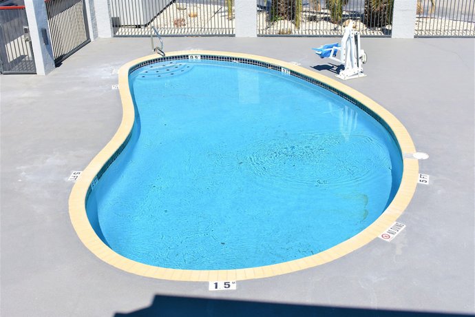 Imagen de la piscina del Hotel Super 8 By Wyndham New Braunfels I-35. Foto 15