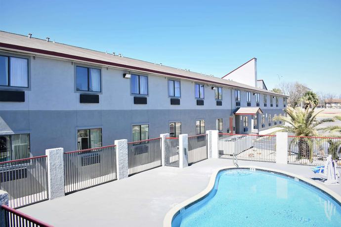 Imagen de la piscina del Hotel Super 8 By Wyndham New Braunfels I-35. Foto 16