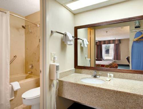 Imagen de la habitación del Hotel Super 8 By Wyndham New Iberia. Foto 13