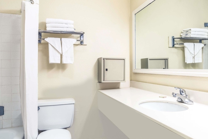 Imagen de la habitación del Hotel Super 8 By Wyndham New Orleans. Foto 8