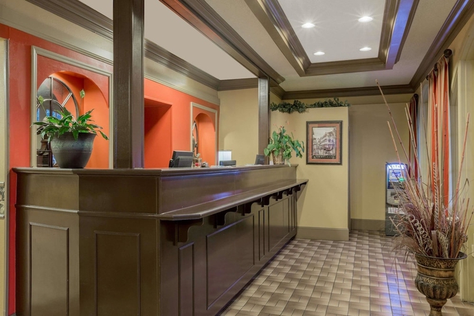 Imagen de los interiores del Hotel Super 8 By Wyndham New Orleans. Foto 14