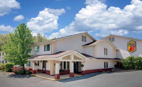 Imagen general del Hotel Super 8 By Wyndham Newburgh/west Point Near Stewart Airport. Foto 1