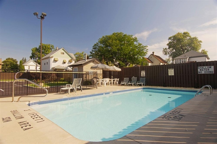 Imagen de la piscina del Hotel Super 8 By Wyndham Niagara Falls By The Falls. Foto 8