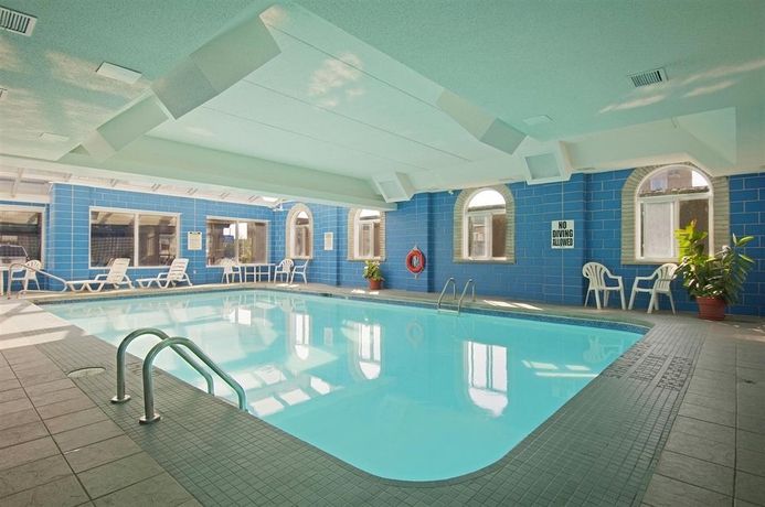 Imagen de la piscina del Hotel Super 8 By Wyndham Niagara Falls By The Falls. Foto 9