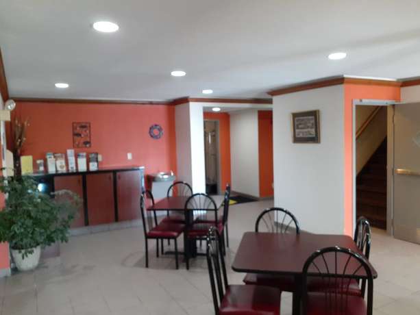 Imagen de los interiores del Hotel Super 8 By Wyndham Niagara Falls Ny. Foto 17