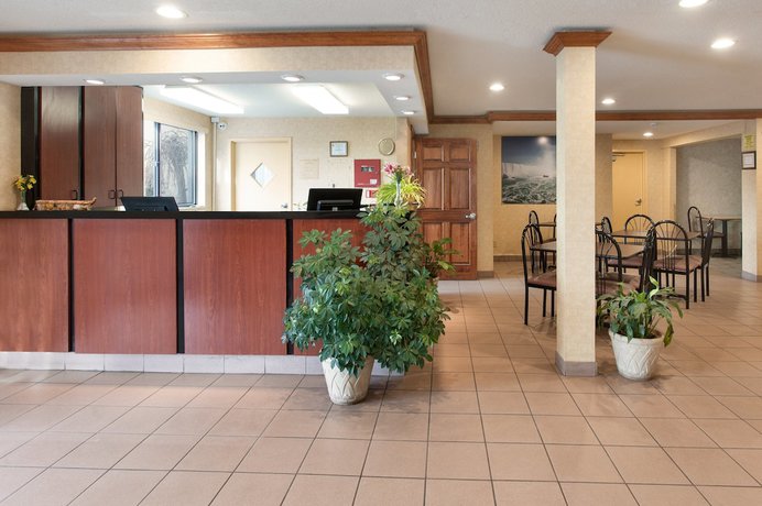 Imagen de los interiores del Hotel Super 8 By Wyndham Niagara Falls Ny. Foto 18