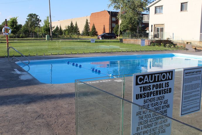 Imagen de la piscina del Hotel Super 8 By Wyndham Niagara Falls On. Foto 18