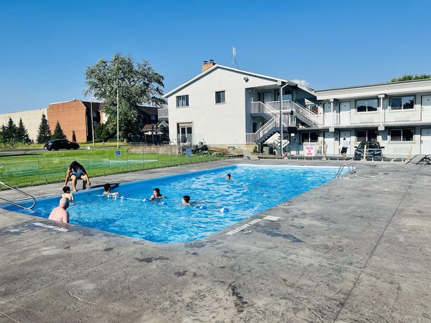 Imagen de la piscina del Hotel Super 8 By Wyndham Niagara Falls On. Foto 19