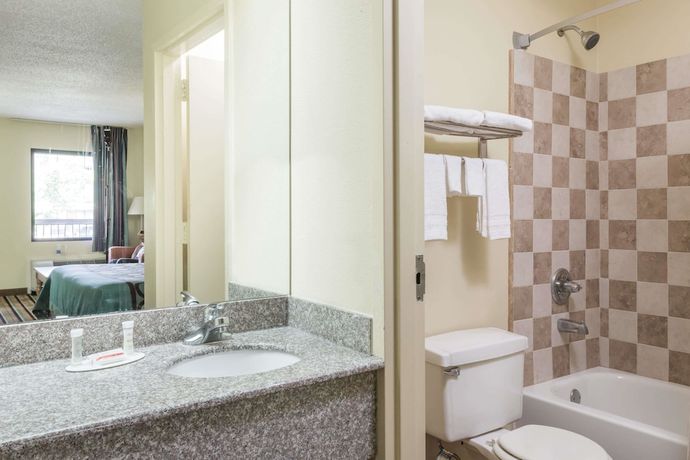 Imagen de la habitación del Hotel Super 8 By Wyndham Norcross/i-85 Atlanta. Foto 12