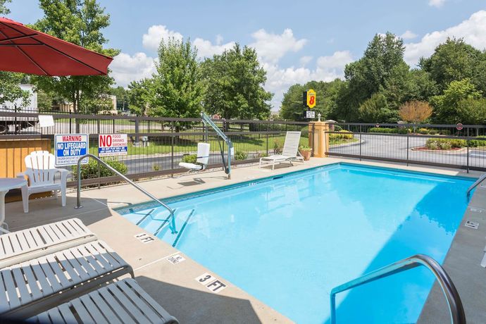Imagen de la piscina del Hotel Super 8 By Wyndham Norcross/i-85 Atlanta. Foto 17