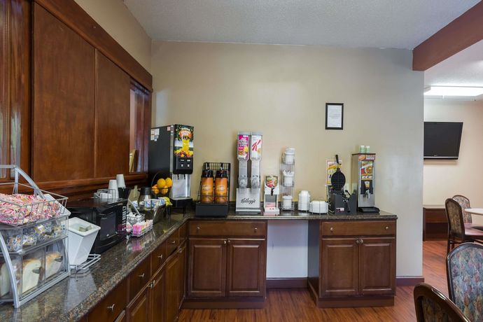 Imagen del bar/restaurante del Hotel Super 8 By Wyndham Norcross/i-85 Atlanta. Foto 4
