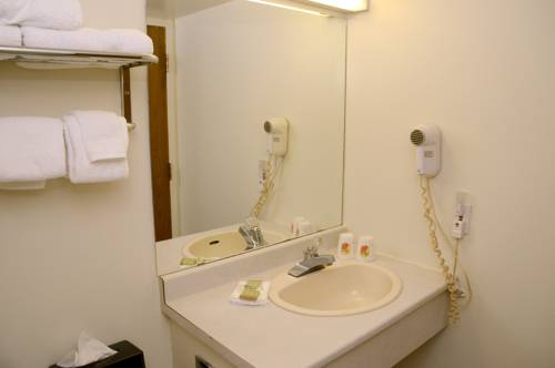 Imagen de la habitación del Hotel Super 8 By Wyndham North Bay. Foto 11