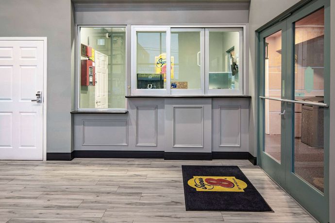 Imagen de los interiores del Hotel Super 8 By Wyndham North Hollywood. Foto 20