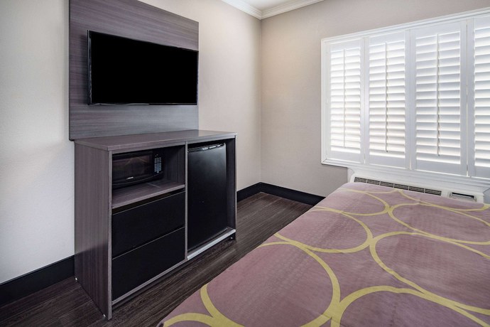 Imagen de la habitación del Hotel Super 8 By Wyndham North Hollywood. Foto 12