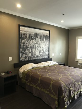 Imagen de la habitación del Hotel Super 8 By Wyndham North Hollywood. Foto 17