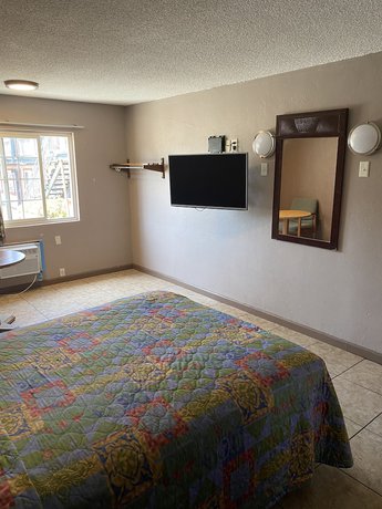 Imagen de la habitación del Hotel Super 8 By Wyndham Oceanside Downtown. Foto 9