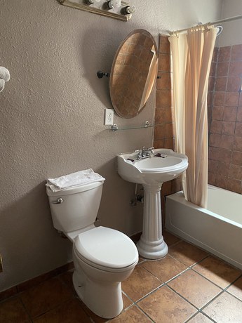 Imagen de la habitación del Hotel Super 8 By Wyndham Oceanside Downtown. Foto 15