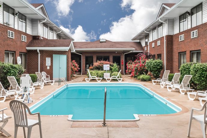 Imagen de la piscina del Hotel Super 8 By Wyndham O'fallon. Foto 16