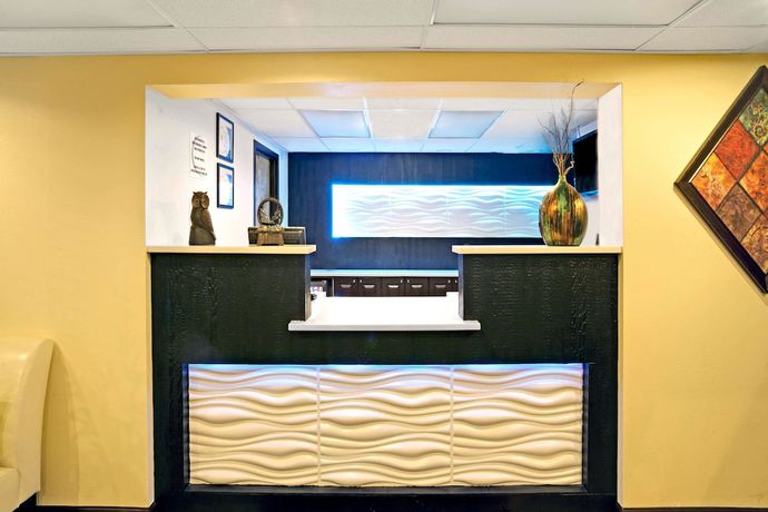 Imagen de los interiores del Hotel Super 8 By Wyndham Ogden. Foto 12