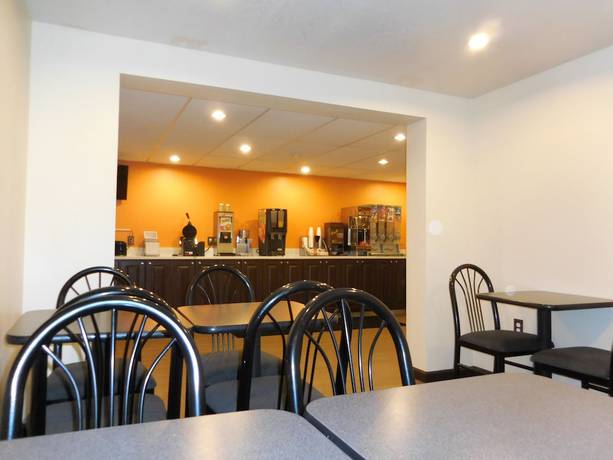 Imagen del bar/restaurante del Hotel Super 8 By Wyndham Ogden. Foto 3