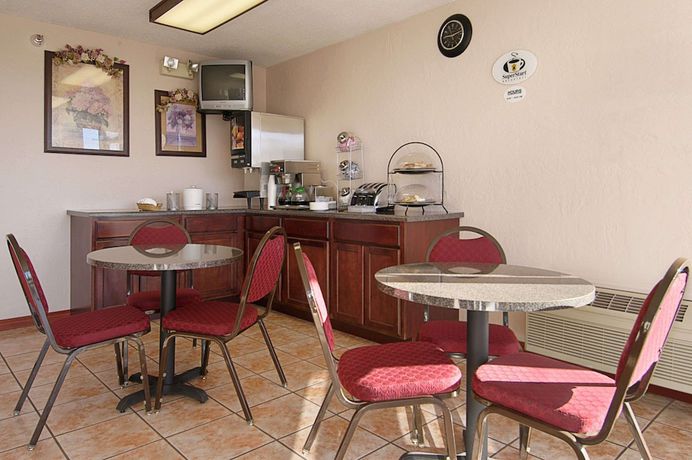 Imagen del bar/restaurante del Hotel Super 8 By Wyndham Oklahoma Fairgrounds. Foto 2