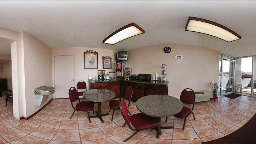Imagen del bar/restaurante del Hotel Super 8 By Wyndham Oklahoma Fairgrounds. Foto 3