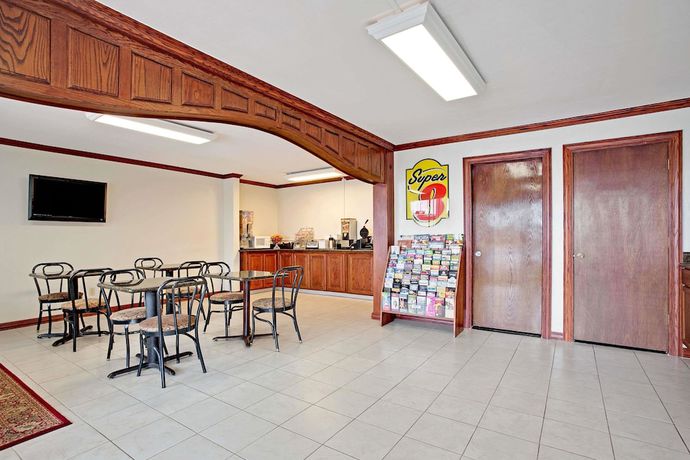 Imagen del bar/restaurante del Hotel Super 8 By Wyndham Oklahoma/frontier City. Foto 4