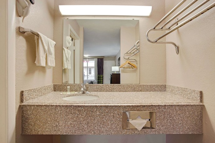 Imagen de la habitación del Hotel Super 8 By Wyndham Oklahoma/frontier City. Foto 7