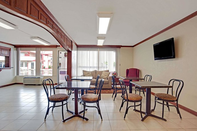 Imagen del bar/restaurante del Hotel Super 8 By Wyndham Oklahoma/frontier City. Foto 5
