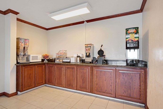 Imagen de los interiores del Hotel Super 8 By Wyndham Oklahoma/frontier City. Foto 16