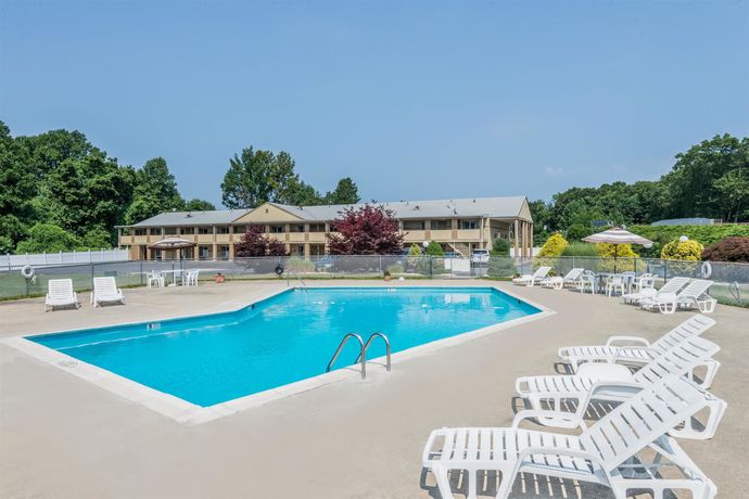 Imagen de la piscina del Hotel Super 8 By Wyndham Old Saybrook. Foto 16