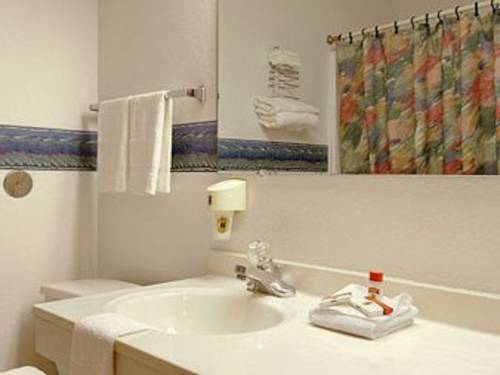 Imagen de la habitación del Hotel Super 8 By Wyndham Omaha/west Dodge. Foto 5