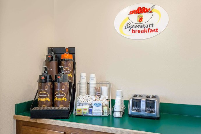 Imagen del bar/restaurante del Hotel Super 8 By Wyndham Oneonta/cooperstown. Foto 4