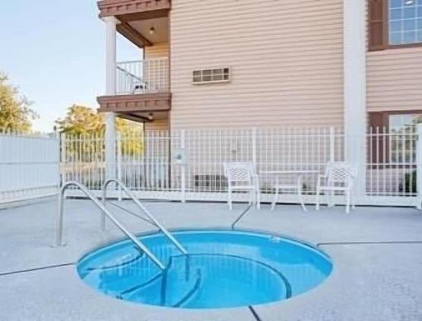 Imagen de la piscina del Hotel Super 8 By Wyndham Oroville. Foto 19