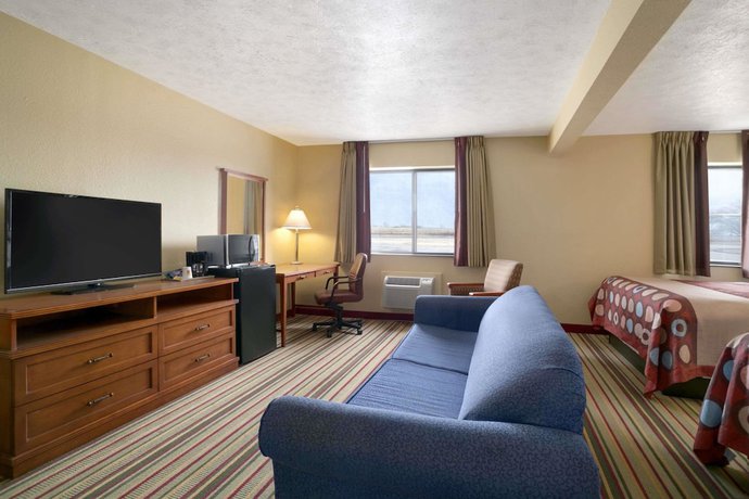 Imagen de la habitación del Hotel Super 8 By Wyndham Park City/north Wichita Area. Foto 3
