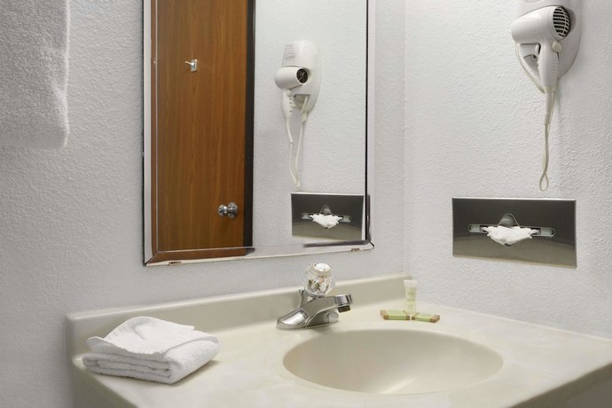 Imagen de la habitación del Hotel Super 8 By Wyndham Park City/north Wichita Area. Foto 6