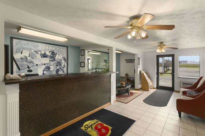 Imagen de los interiores del Hotel Super 8 By Wyndham Park City/north Wichita Area. Foto 8