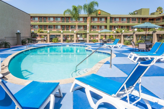 Imagen de la piscina del Hotel Super 8 By Wyndham Pasadena/la Area. Foto 9