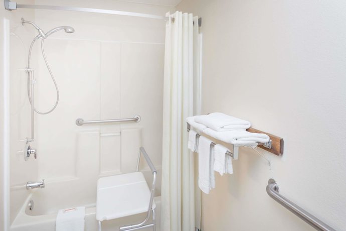 Imagen de la habitación del Hotel Super 8 By Wyndham Pekin/peoria Area. Foto 12