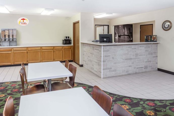 Imagen de los interiores del Hotel Super 8 By Wyndham Pekin/peoria Area. Foto 16