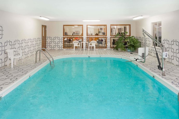 Imagen de la piscina del Hotel Super 8 By Wyndham Pekin/peoria Area. Foto 17