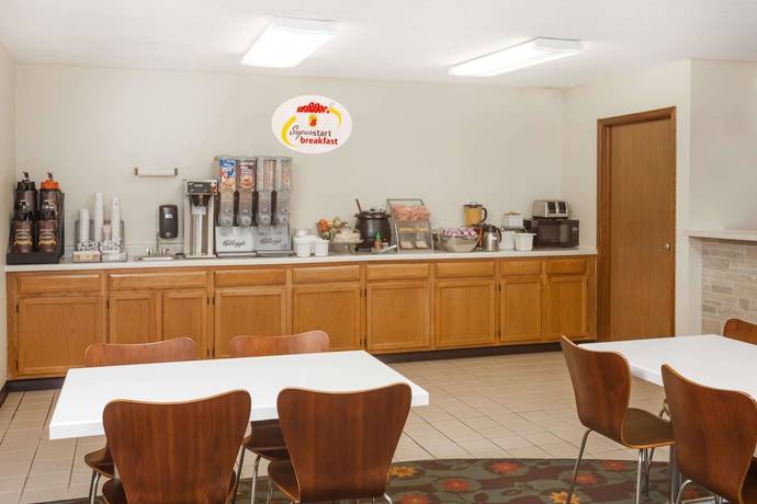 Imagen del bar/restaurante del Hotel Super 8 By Wyndham Pekin/peoria Area. Foto 3