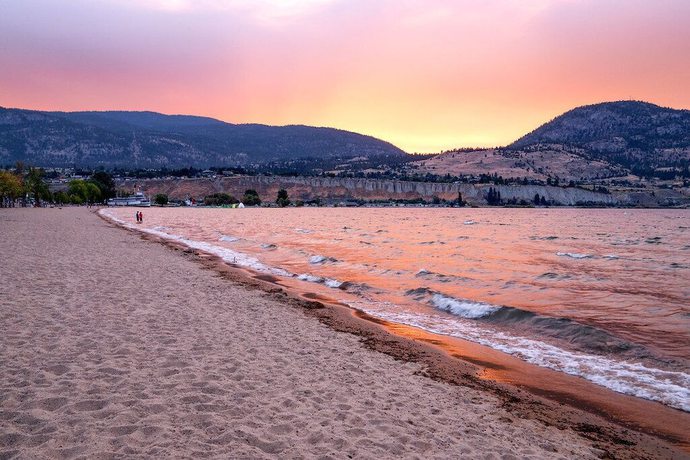 Imagen de los exteriores del Hotel Super 8 By Wyndham Penticton. Foto 19