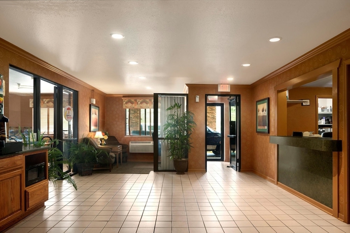 Imagen de los interiores del Hotel Super 8 By Wyndham Peoria East. Foto 15