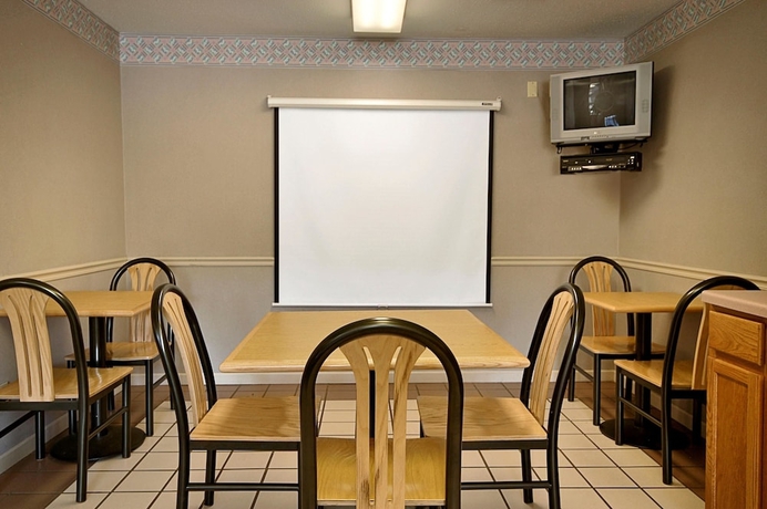 Imagen de los interiores del Hotel Super 8 By Wyndham Peoria East. Foto 16