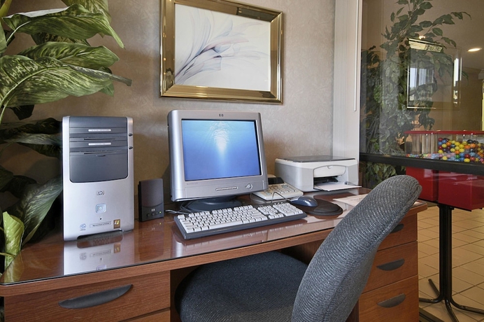 Imagen de los interiores del Hotel Super 8 By Wyndham Peoria East. Foto 17