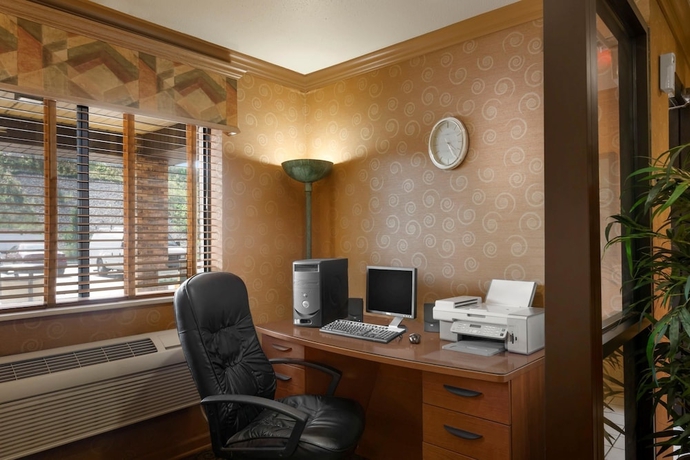 Imagen de los interiores del Hotel Super 8 By Wyndham Peoria East. Foto 18