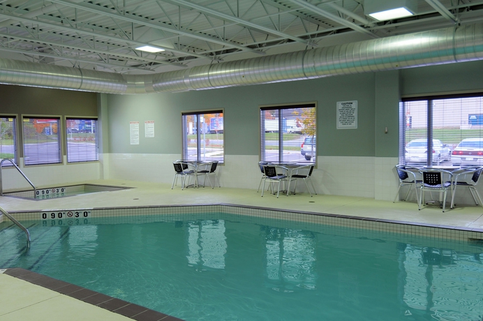 Imagen de la piscina del Hotel Super 8 By Wyndham Peterborough. Foto 16