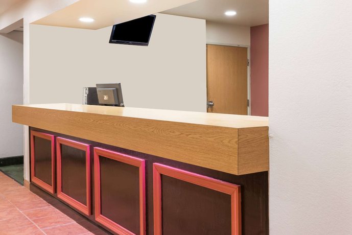 Imagen de los interiores del Hotel Super 8 By Wyndham Pittsburgh/monroeville. Foto 17