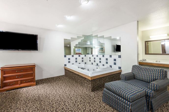 Imagen de la habitación del Hotel Super 8 By Wyndham Pittsburgh/monroeville. Foto 13